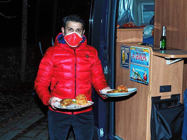 Elio Ritacco serviert Kalbsschnitzel mit Spaghetti.