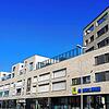 Der große Klinkerbau an der Reichenaustraße vereint Einkaufen, Parken und Wohnen (auf dem Dach) an einem Ort. 43 Häuser und einige ...