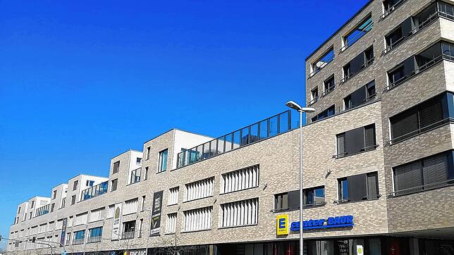 Der große Klinkerbau an der Reichenaustraße vereint Einkaufen, Parken und Wohnen (auf dem Dach) an einem Ort. 43 Häuser und einige ...