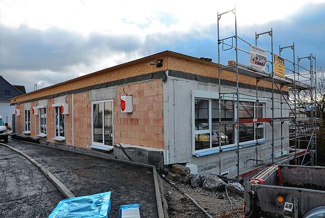Der Bürgersteig entlang der Spitalstraße beim Anbau des Kindergartens St. Elisabeth ist bereits eingefasst.