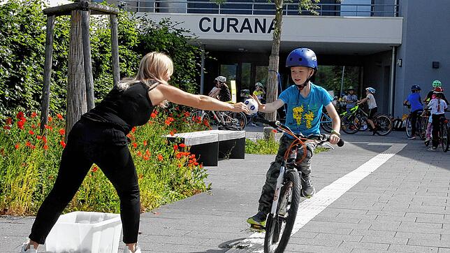 Beim Fahrradaktionstag trainierten die Mädchen und Jungen der Grundschule Beuren a. d. Aach motorische Grundfähigkeiten des ...