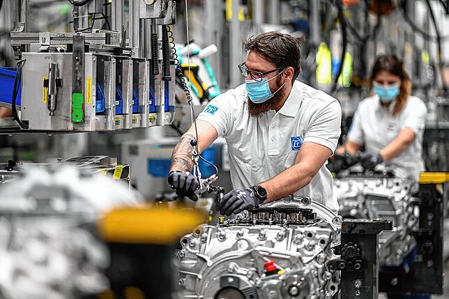 Ein Monteur arbeitet im Werk des Automobilzulieferers ZF in Friedrichshafen an einem Getriebe für Lastwagen.