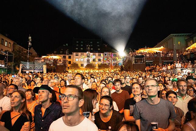 Bild 2: Mit &bdquo;Chasing Cars&ldquo; und weiteren Lieblingsliedern: So war der Auftakt bei Stars in Town