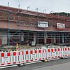 Die Feuerwehr-Kita in der Robert-Gerwig-Straße: Im Kindergarten im Obergeschoss läuft der Betrieb bereits. Noch stehen aber Baugerüst ...