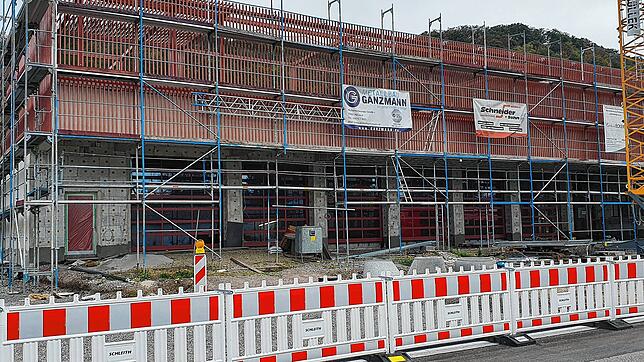 Die Feuerwehr-Kita in der Robert-Gerwig-Straße: Im Kindergarten im Obergeschoss läuft der Betrieb bereits. Noch stehen aber Baugerüst ...
