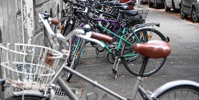 Rad an Rad: In der Blarer Straße im Konstanzer Stadtteil Paradies gibt es nur wenige Möglichkeiten, das Fahrrad abzustellen. Autofahrer ...