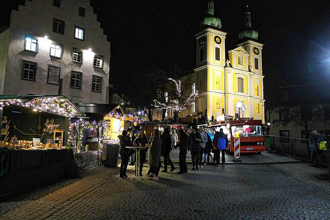 Abendliche Adventsstimmung vor der Stadtkirche. Gesehen beim Adventsmarkt 2022.