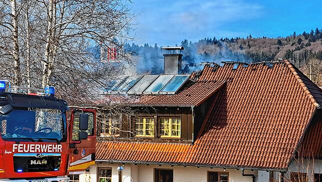 Über einer Stunde kamen Flammen und starke Rauchentwicklungen aus dem brennenden Dach.