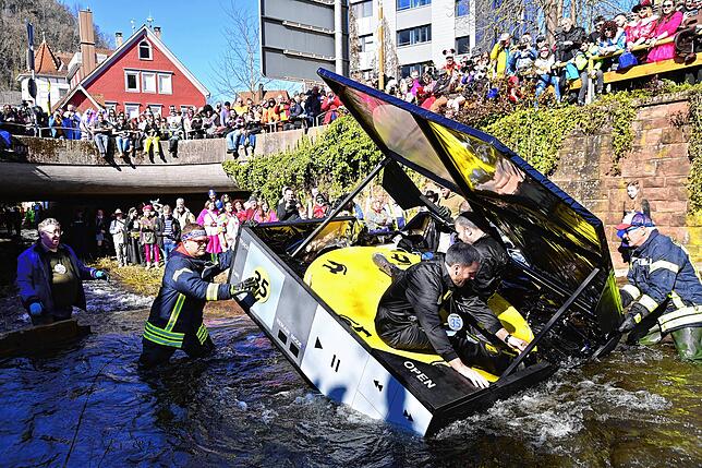 Bild 1: Die besten Bilder der Schramberger Bachnafahrt am Rosenmontag