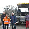 An der Baustelle des Franz-Ziwey-Rings (von links): Oskar Allgaier (Baufirma Strobel), Matthias Ritzi (Ingenieurbüro Ritzi), Reiner ...