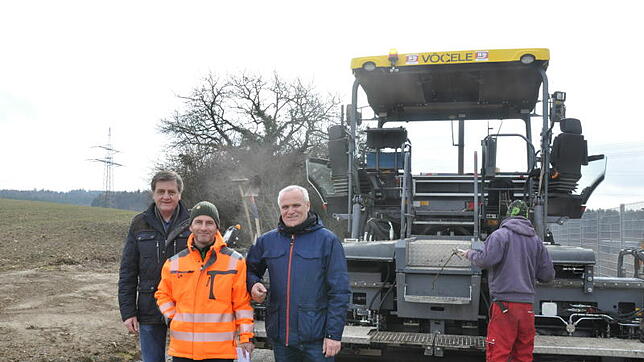 An der Baustelle des Franz-Ziwey-Rings (von links): Oskar Allgaier (Baufirma Strobel), Matthias Ritzi (Ingenieurbüro Ritzi), Reiner ...
