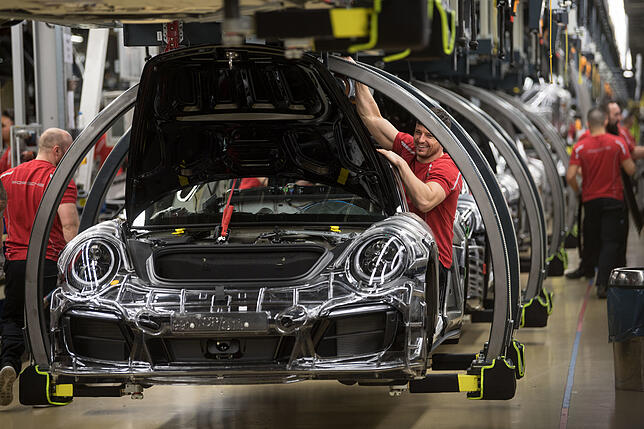 Fließband bei Porsche in Zuffenhausen: Jedes Teil muss zum richigen Zeitpunkt am richtigen Ort sein. Einwandfrei und ohne Defekt.