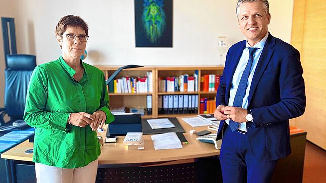 Annegret Kramp-Karrenbauer und Thorsten Frei treffen sich in Berlin, um über den Truppenübungsplatz Donaueschingen zu sprechen.