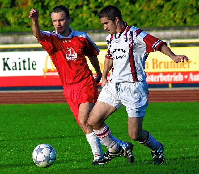 Einst Stütze beim FC Tiengen 08: Vor über 20 Jahren zählte Roger Streule (links, gegen Sokol Rexhepi von Rhodia Freiburg beim 0:1 im ...