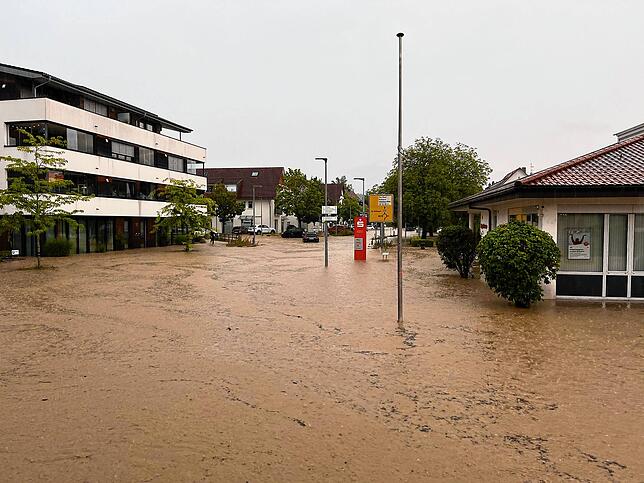 Am Morgen des 26. Juni setzte ein Starkregen den Ortskern von Oberteuringen innerhalb kürzester Zeit unter Wasser. Dutzende Keller und ...