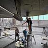 In der Werft in Friedrichshafen wird das Motorschiff „Lindau“ flott gemacht für die neue Saison. Werftleiter Wilfried Groß (links) hilft ...