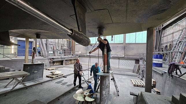 In der Werft in Friedrichshafen wird das Motorschiff „Lindau“ flott gemacht für die neue Saison. Werftleiter Wilfried Groß (links) hilft ...