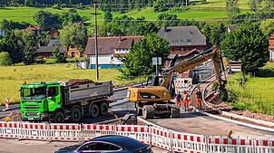 Die erste Asphaltdecke von der Friedhofkreuzung bis zur Bregbrücke ist im Zuge der Hammereisenbacher Ortsdurchfahrtsanierung bereits ...
