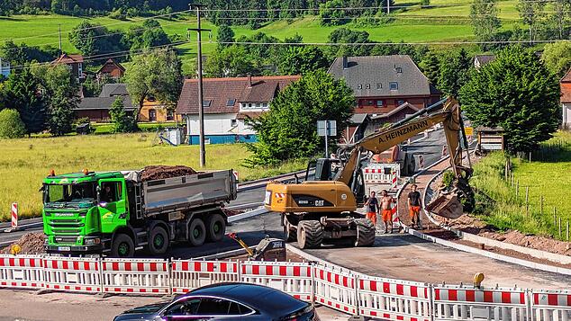 Die erste Asphaltdecke von der Friedhofkreuzung bis zur Bregbrücke ist im Zuge der Hammereisenbacher Ortsdurchfahrtsanierung bereits ...