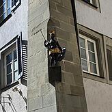 Die schwarze Figur vor der Apotheke.