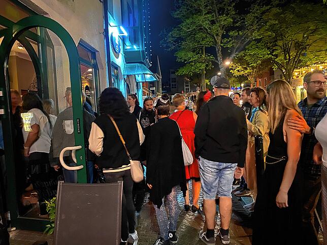 Vor dem Twist hoch 2 hat sich eine Warteschlange gebildet. Sieben Bands in sieben Lokalen: in der Innenstadt tönen von fast jeder Ecke ...
