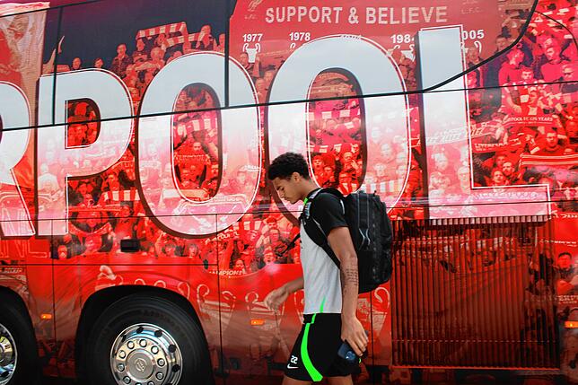 Bild 16: Fans warten vor dem Strandbad Bodman auf den FC Liverpool