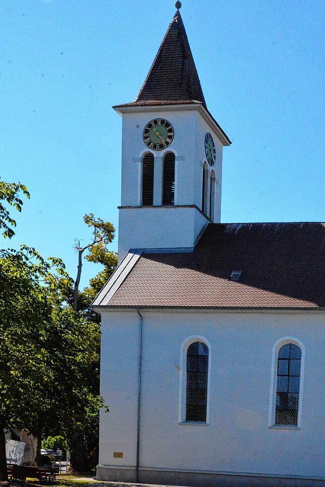Ein Ort der Kultur, die Alte Kirche in Volkertshausen, in der Ausstellungen Musik und Kunst einen Platz gefunden haben.
