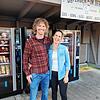 Florian und Christina Burkard betreiben seit zweieinhalb Jahren den „Hofladen in der Box“ mit drei Automaten in der Wutöschinger Ortsmitte.