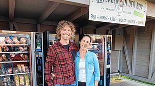 Florian und Christina Burkard betreiben seit zweieinhalb Jahren den „Hofladen in der Box“ mit drei Automaten in der Wutöschinger Ortsmitte.
