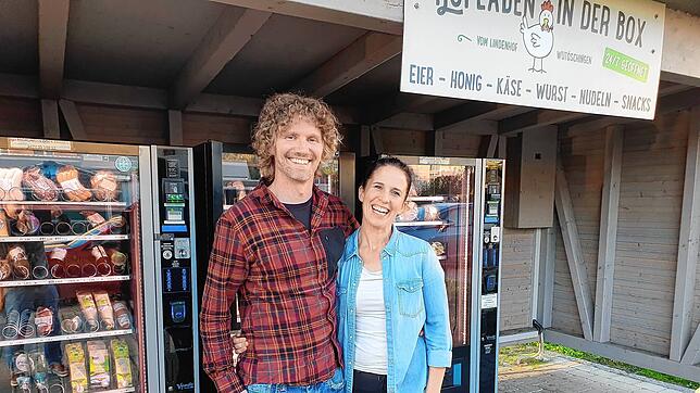 Florian und Christina Burkard betreiben seit zweieinhalb Jahren den „Hofladen in der Box“ mit drei Automaten in der Wutöschinger Ortsmitte.
