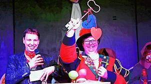 Narrenchefin Steffi Laube erbeutet den Rathausschlüssel.