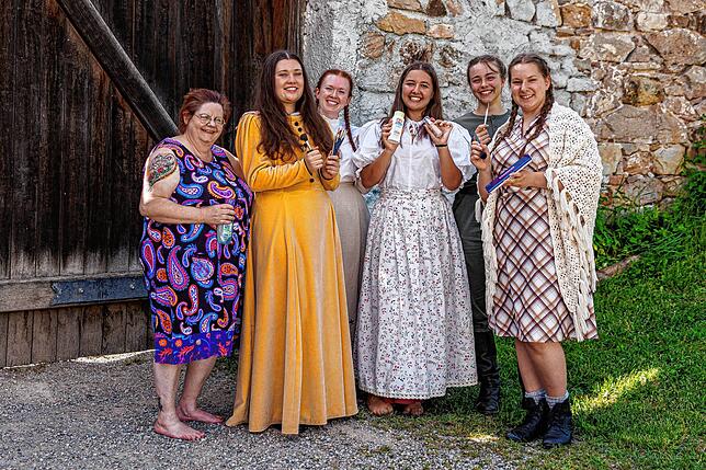 Sie wirken nicht nur im Freilichtstück als Schauspielerinnen mit, sondern fungieren auch als Maskenbildnerinnen und vieles mehr (von ...