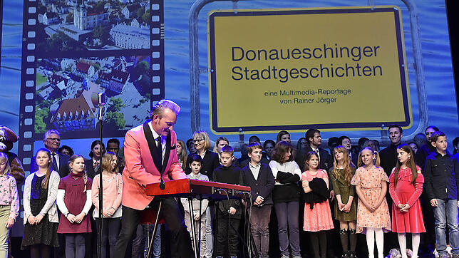 Mit Rock&lsquo;n&lsquo;Roll aus den 1950er-Jahren bestreitet die Rockybilly-Gruppe &bdquo;Billy Bob and the Buzzers&ldquo;, im Bild ...
