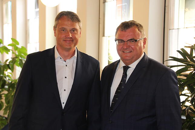 Jochen Wolf (links), Geschäftsführer der Klinikum Friedrichshafen GmbH, und Friedrichshafens Oberbürgermeister Andreas Brand