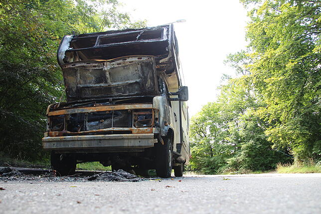 Dieses Wohnmobil fing vergangene Woche am Pfeiferhölzle Feuer. Es entstand ein Schaden von etwa 8000 Euro.