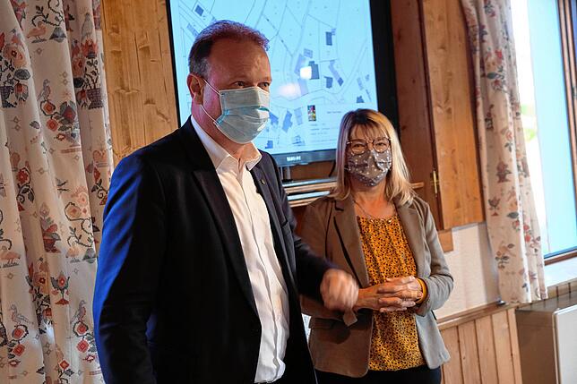 Oberbürgermeister Jan Zeitler und Deisendorfs Ortsvorsteherin Karin Müller.