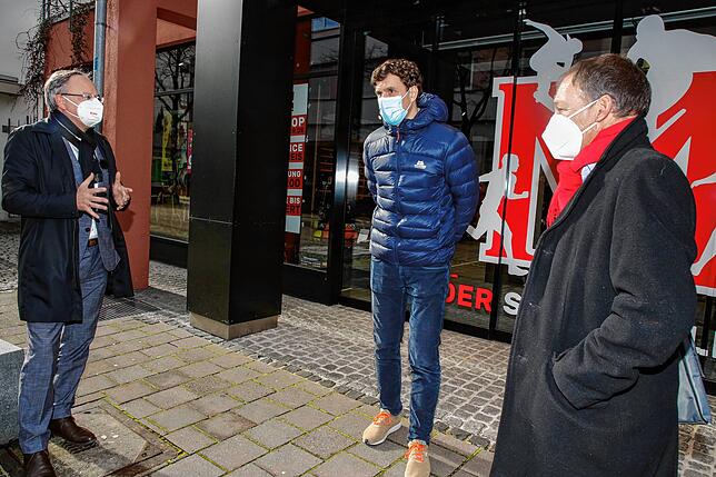 Auch ein Handelsvertreter kommt zu Wort: Alexander Kupprion, Geschäftsführer von Sport Müller (Mitte), im Gespräch mit Andreas Stoch ...