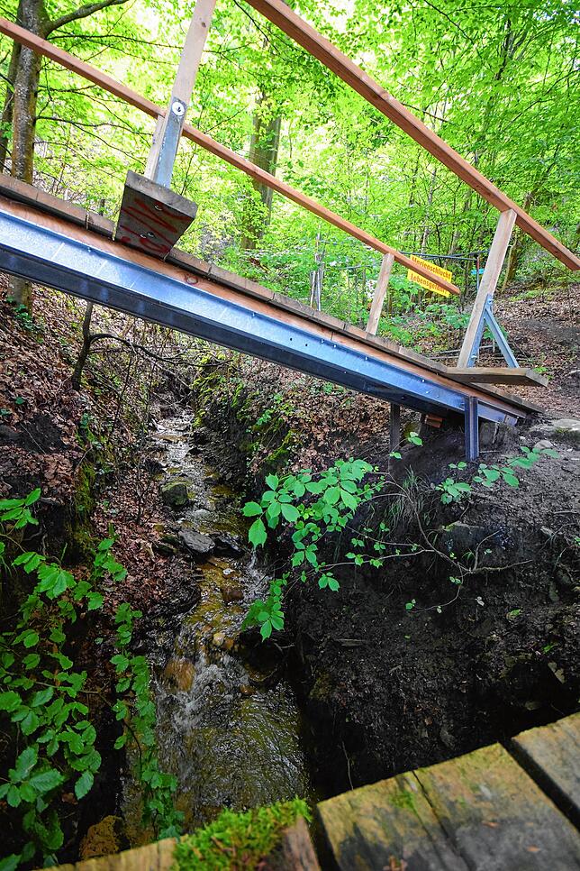 Blick zwischen den Wegbrücken auf den Dach. Die obere Brücke führt Richtung Wallhausen.