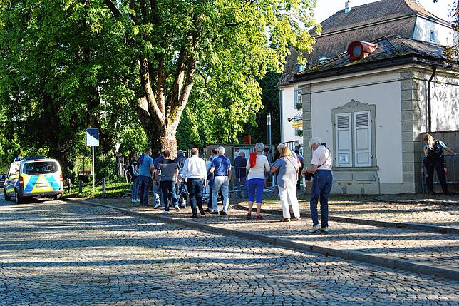 Die Polizei zeigte Präsenz rund um den abgeriegelten Schlosspark. Der Einlass unter 3G-Kontrolle war nur über den nördlichen Eingang ...