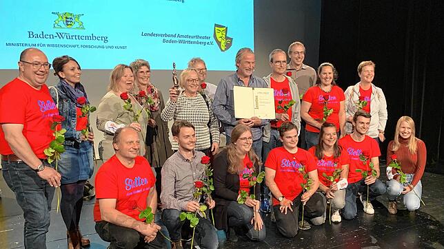 Unter tosendem Applaus nahmen die Stettener Laiendarsteller den begehrten Preis entgegen. In der Mitte strahlen Produktionsleiterin ...