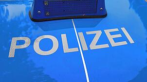 Ein Polizeiauto auf der B34 (Symbolbild). Die Polizei war bei mehreren Unfällen im Einsatz.