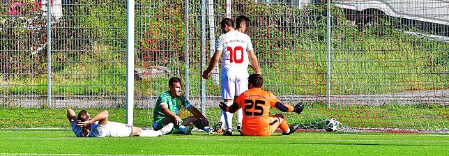 Fassungslos: Nach sechs Minuten lag beim bis dato sieglosen SV Jestetten der Ball schon wieder im Netz. Marc Russ (vorn) war ein ...
