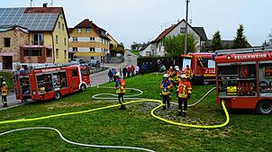 Zwei der drei eingesetzten Löschfahrzeuge und der Mannschaftstransportwagen bei der Herbstschlussprobe im Sauldorfer Teilort Bietingen ...