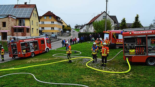 Zwei der drei eingesetzten Löschfahrzeuge und der Mannschaftstransportwagen bei der Herbstschlussprobe im Sauldorfer Teilort Bietingen ...
