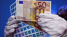 Falschgeld bei einer Präsentation des bayerischen Landeskriminalamts: Bislang wiegt dieses Vergehen schwerer als das Fälschen von Menschen.
