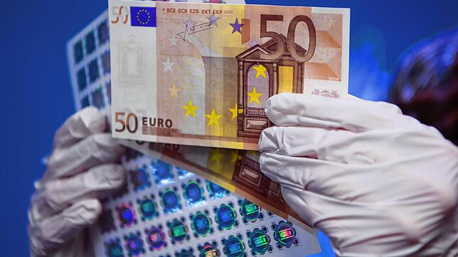 Falschgeld bei einer Präsentation des bayerischen Landeskriminalamts: Bislang wiegt dieses Vergehen schwerer als das Fälschen von Menschen.