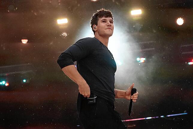 Bild 3: Regenfeste Wincent-Weiss-Fans in Salem