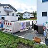 Alles muss wieder trocken werden: Wo gestern noch das Wasser an der Haustüre stand, versuchen die Menschen jetzt ihr Hab und Gut zu ...