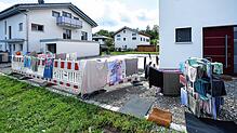 Alles muss wieder trocken werden: Wo gestern noch das Wasser an der Haustüre stand, versuchen die Menschen jetzt ihr Hab und Gut zu ...