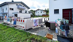 Alles muss wieder trocken werden: Wo gestern noch das Wasser an der Haustüre stand, versuchen die Menschen jetzt ihr Hab und Gut zu ...
